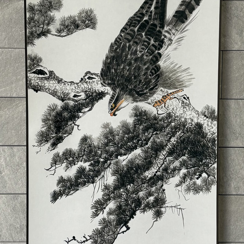 鷹 カラス 松の木 掛け軸 水墨画 絵画 こたつ 通販 19934514｜Creema