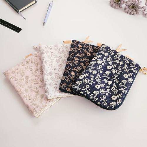 ミナペルホネン×check&stripeのL字ファスナーポーチ│母子手帳ケース