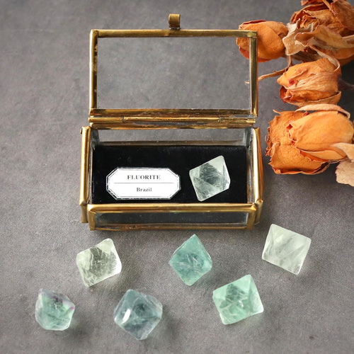 八面体のフローライト 鉱物 標本 ミニチュア 蛍石 蒐集 天然石 原石