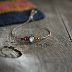 小さなカンテラオパールとラブラドライトのマクラメネックレス