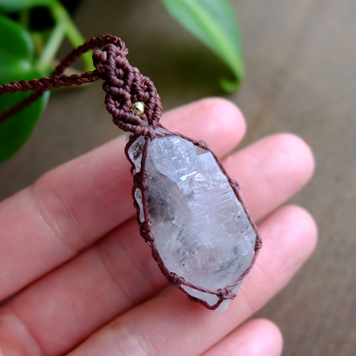 ガネーシュヒマール産 ヒマラヤ水晶原石 マクラメ編みペンダント