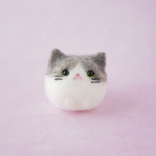 ふわもち猫ちゃんマスコット｜羊毛フェルト・サバ白・手のひらサイズ