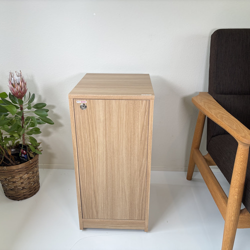 鍵付き本棚 隠せる本棚 大切な物の収納 同人誌の収納 キャスター付き