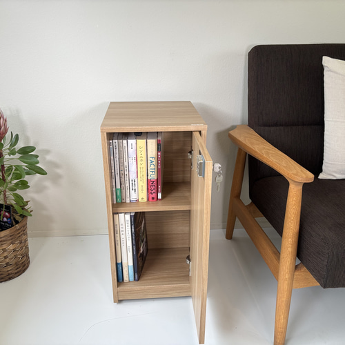 鍵付き本棚 隠せる本棚 大切な物の収納 同人誌の収納 キャスター付き