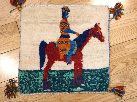 ペルシャ ギャッベ ミニマット 横42x41㎝ 馬に乗るカシュガイ族 T7701