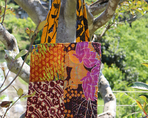 アフリカ布×パッチワーク×刺し子のキルト裏地ミニバッグ (オレンジ