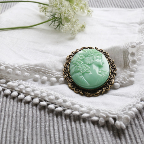 再入荷なし】UVで光る伝説の宝石 チェコ製ウランガラス カメオブローチ