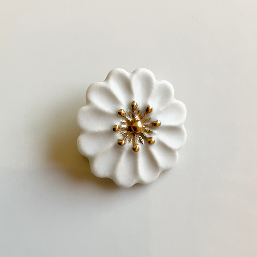 陶器ﾌﾞﾛｰﾁ 白い花 ブローチ Nassun 通販 2300043｜Creema(クリーマ