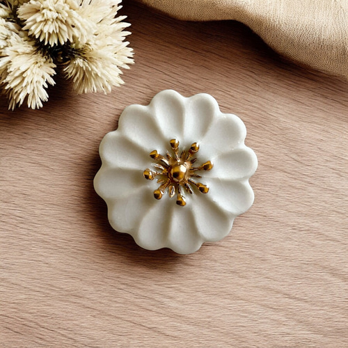 陶器ﾌﾞﾛｰﾁ 白い花 ブローチ Nassun 通販 2300043｜Creema(クリーマ