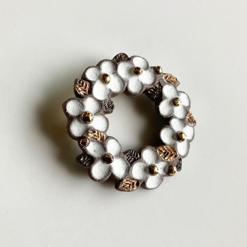 陶器ﾌﾞﾛｰﾁ ちいさな花冠 ブローチ Nassun 通販 4661176｜Creema