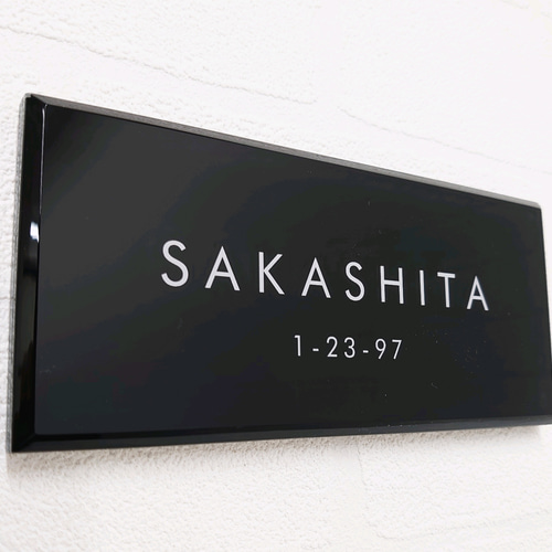 あさりちゃん＊ステンレスブラック背景アクリル表札＊45度斜めカット