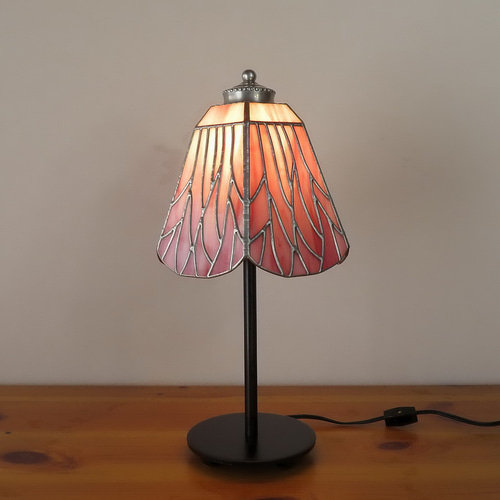 しだれ桜・淡いピンク（桜の木々）・ステンドグラスランプ（テーブル