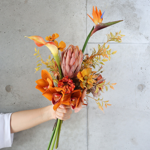 おしゃれ花嫁に人気のミニプロテアや胡蝶蘭を束ねたテラコッタカラー