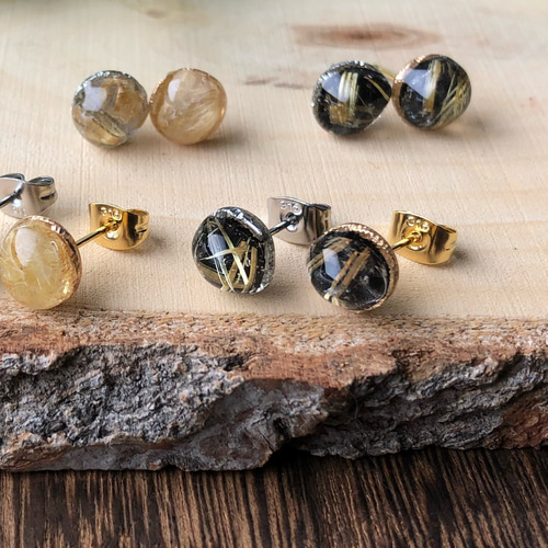 8㎜枠×天然石・ゴールドルチルクォーツの艶やかなサージカルステンレス