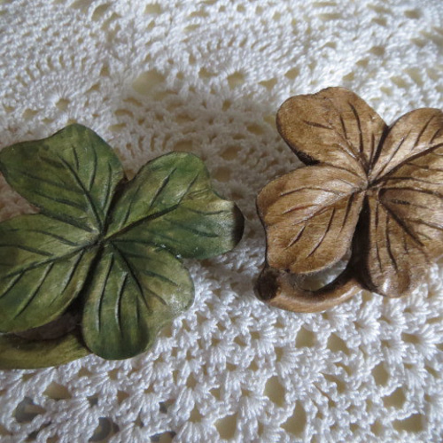 木彫りのブローチ☆幸せを呼ぶ四つ葉茶色a,色付きb☆素材高級榀の木