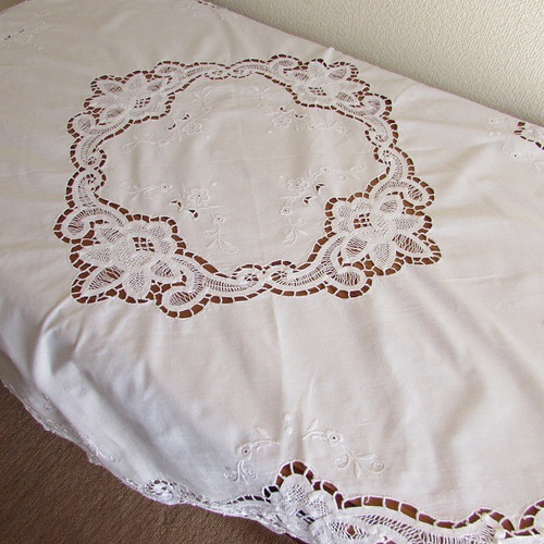 ドイツの手仕事/華やかなバテンレースとお花の白糸手刺繍 テーブル