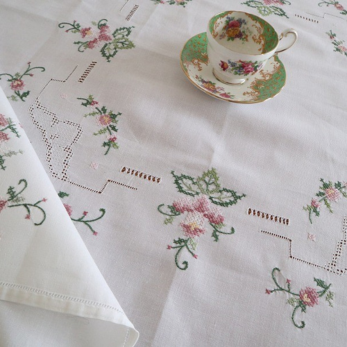 ウサギ刺繍のテーブルクロス87x87cm ウサギ刺繍のテーブルクロス