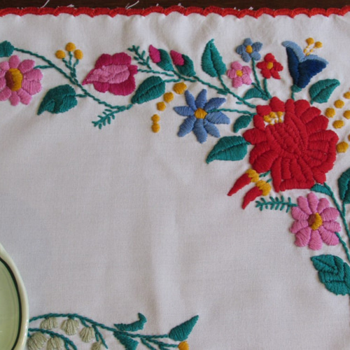 ハンガリーの手仕事/カロチャ刺繍のテーブルセンター はぎれ クリマ