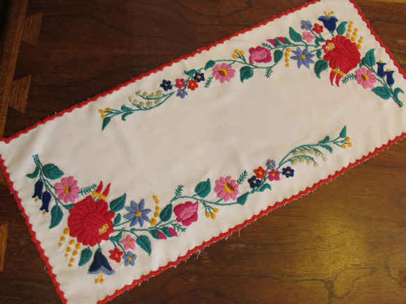 ハンガリーの手仕事/カロチャ刺繍のテーブルセンター はぎれ クリマ