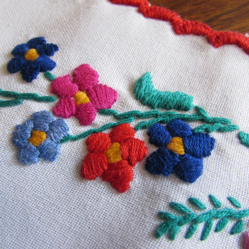 ハンガリーの手仕事/カロチャ刺繍のテーブルセンター はぎれ クリマ