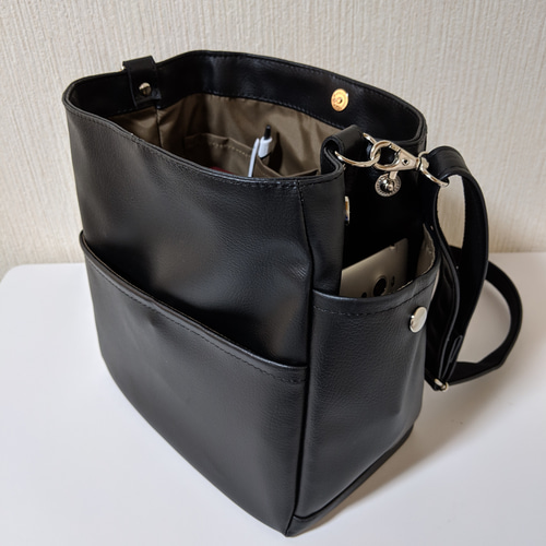 ポケットいっぱい ショルダーバッグM（ブラックpvcレザー） ショルダー