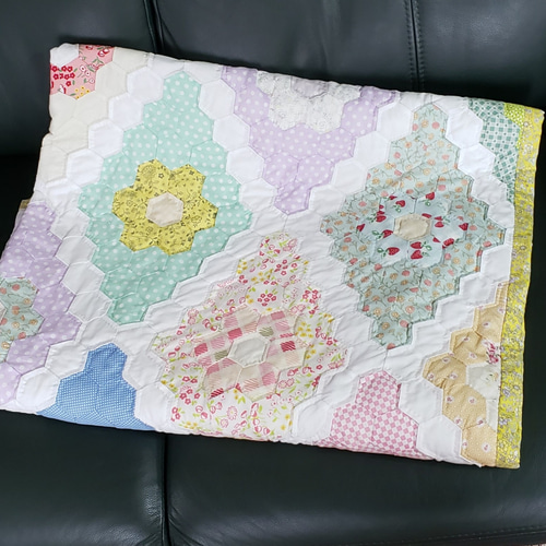 おばあちゃんの花園」パッチワーク・キルトのミニベッドカバー