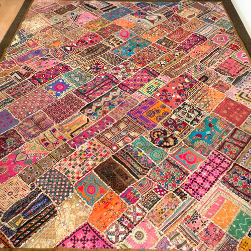 インド手刺繍 敷物 ラグ ミラーワーク パッチワーク ラリーキルト
