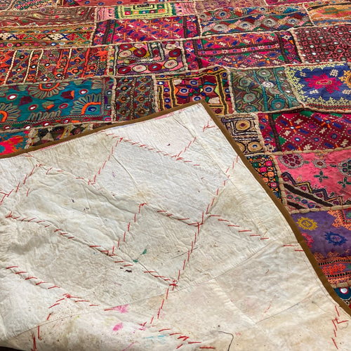 インド手刺繍 敷物 ラグ ミラーワーク パッチワーク ラリーキルト