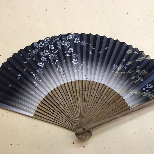 煤竹柄彫り扇子(夜桜)黒 その他ファッション雑貨 Akiko 通販 4779017