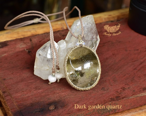 深い緑の癒し☆大粒ダークガーデンクォーツマクラメペンダント gy041