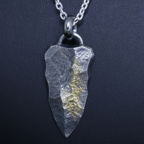 ネックレス メンズ : K18 シルバー 岩石 矢尻 ペンダントトップ 燻し