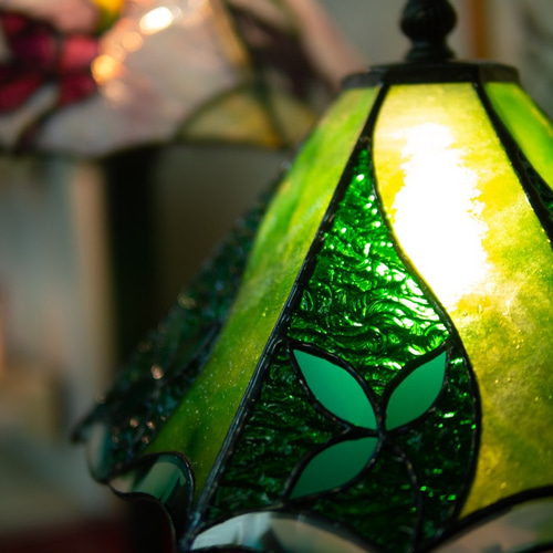 リーフ模様の緑のステンドグラスのランプ」グリーン スタンドライト