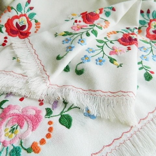 お花のカロチャ刺繍ハンガリーヴィンテージテーブルクロス スミレ