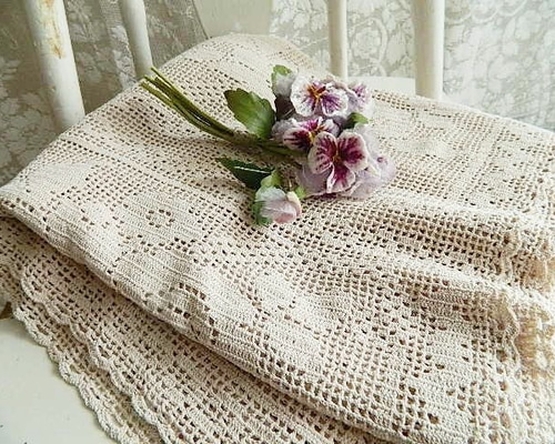 手編みクロシェレースかぎ針編みお花モチーフのヴィンテージテーブル