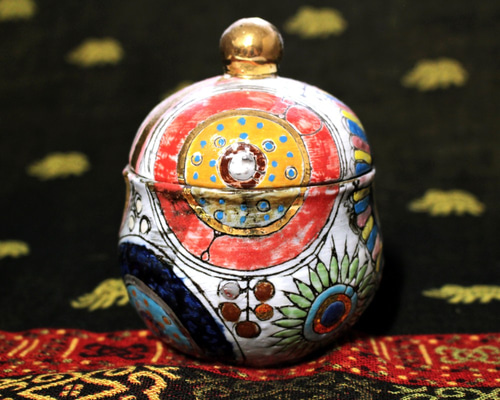 カラフル 金がキラキラ輝く蓋付き陶器カップ 作品番号009 マグカップ