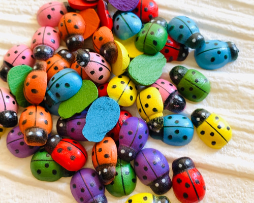 No.305 カラフルてんとう虫 7色セット ウッドカボション 約50個