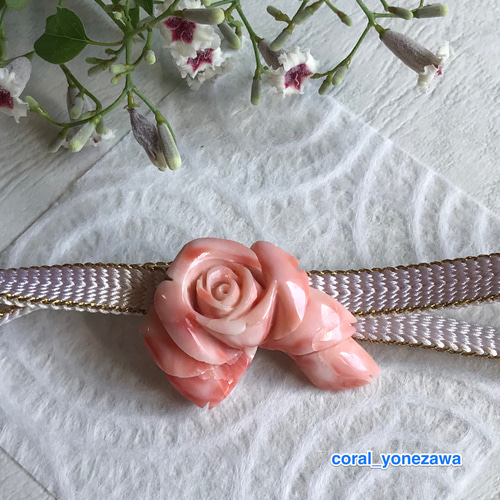 珊瑚帯留め1万円均一セール☆ばら彫刻『薔薇の扇』 帯留め HANAKA花香