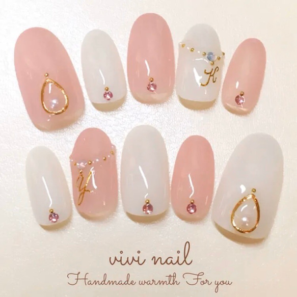 シアーカラーの上品なイニシャルネイル ネイルチップ（つけ爪） vivi