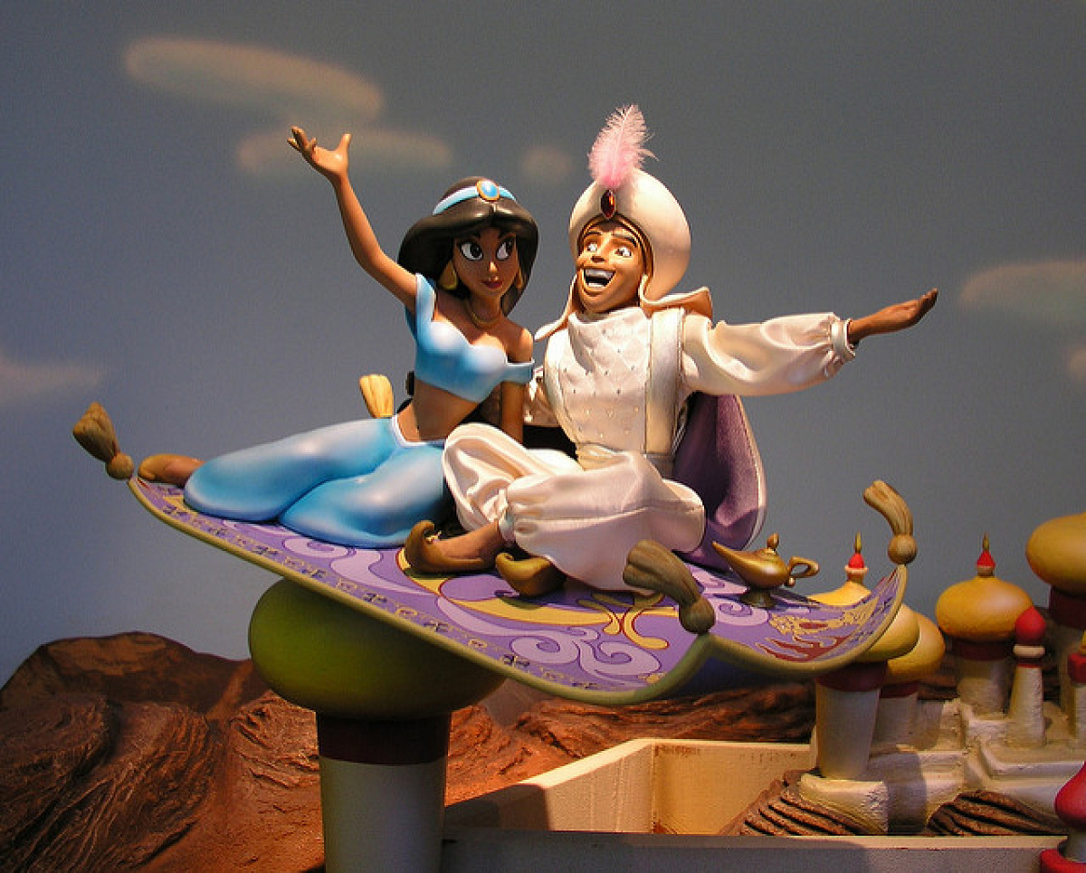 魔法の絨毯でデートするアラジンとジャスミン| キャステル | CASTEL
