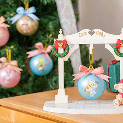 ダッフィーぬいぐるみバッジ（ホワイト・ウィンタータイム・ワンダーズ