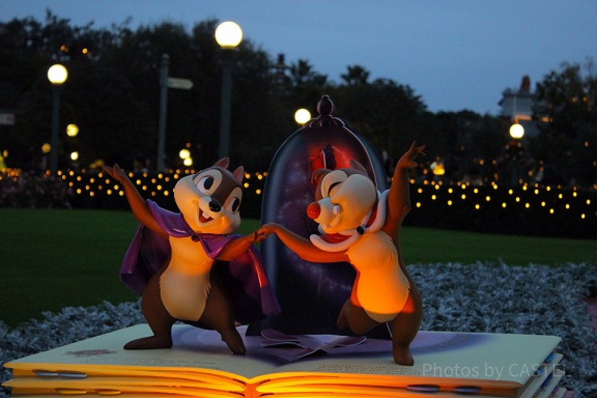 クリスマスのフォトスポット。チップとデールが美女と野獣に扮してい