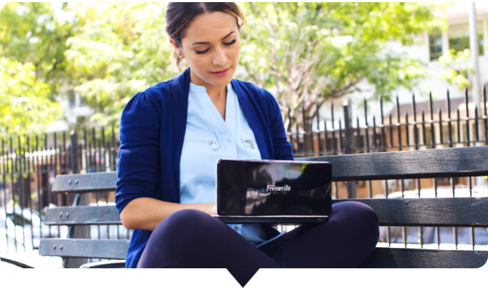 Traveler｜集中して執筆作業ができるEインクディスプレイ搭載ノートPC