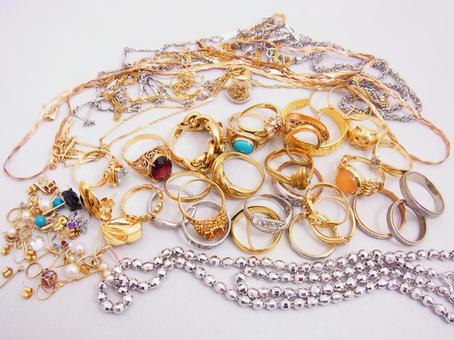 遺品整理で出てきた大量のアクセサリーはどうすればいいのか解説