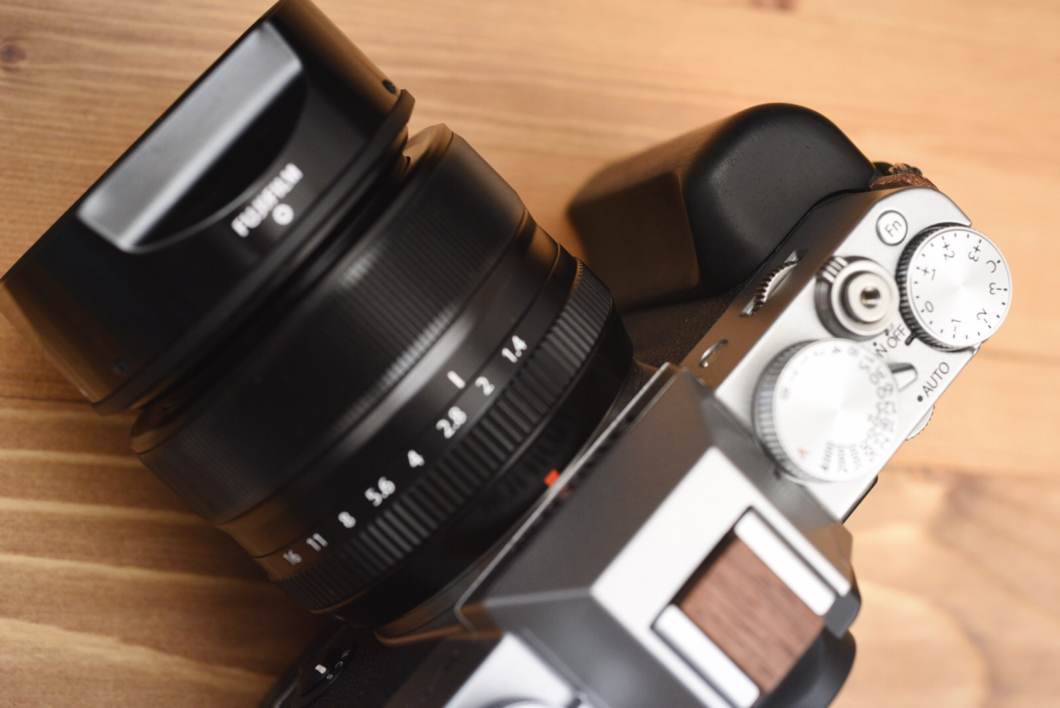 X-T20/X-T30のグリップ問題を大きく改善！SHINE AWAYのウッドグリップ