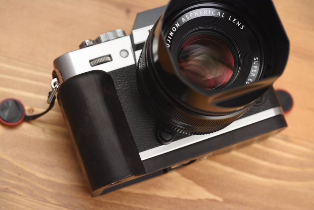 X-T20/X-T30のグリップ問題を大きく改善！SHINE AWAYのウッドグリップ