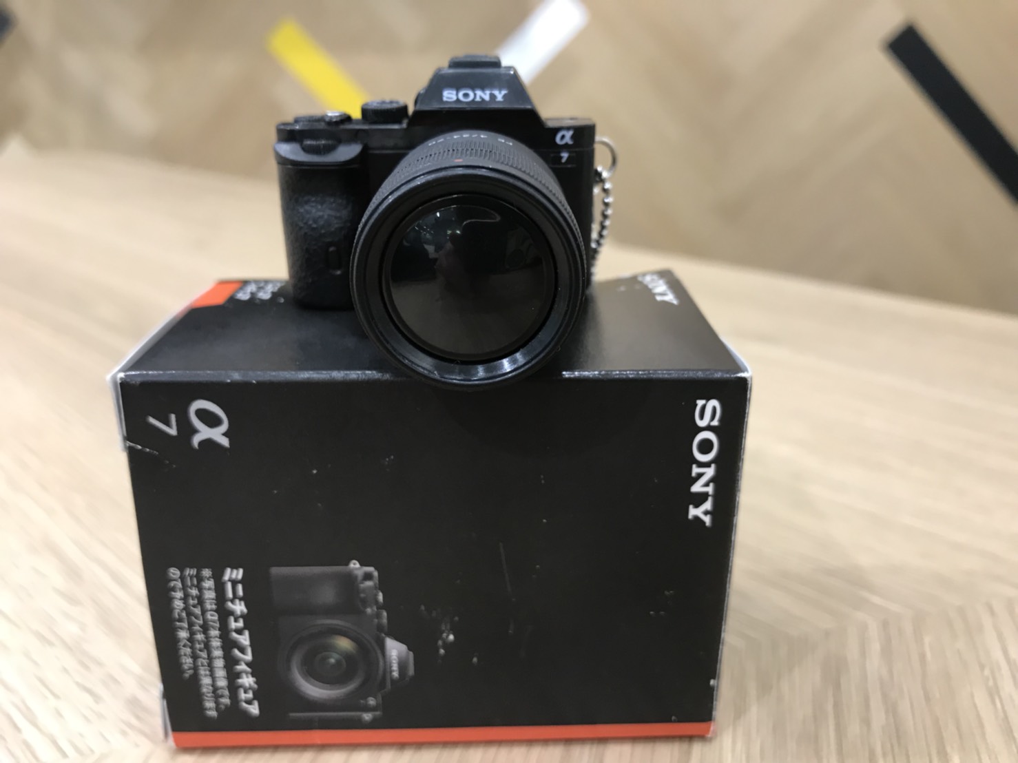 編集部に激レア SONY α7 ミニチュアフィギュアがやってきた！｜Camoor