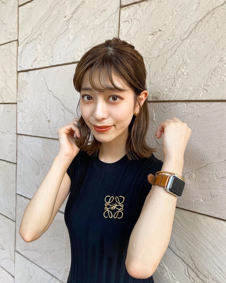 ロエベ】シンプル服が見違える「アナグラムのブローチ」をヘビロテ