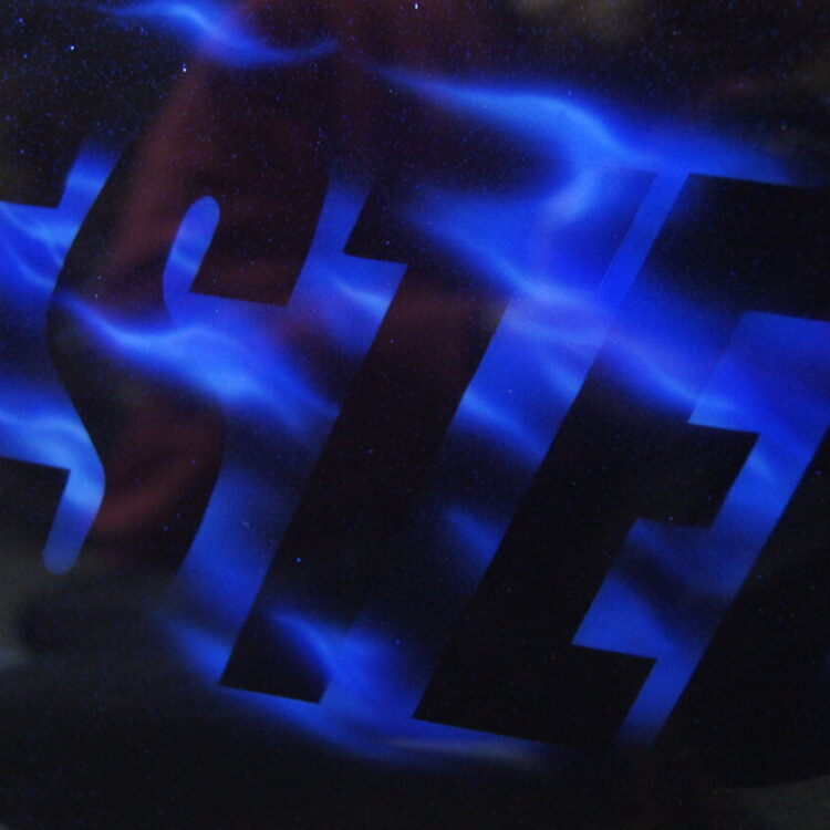 ナイトスターのエアクリーナーカバーへエアブラシとキャンディフレーク