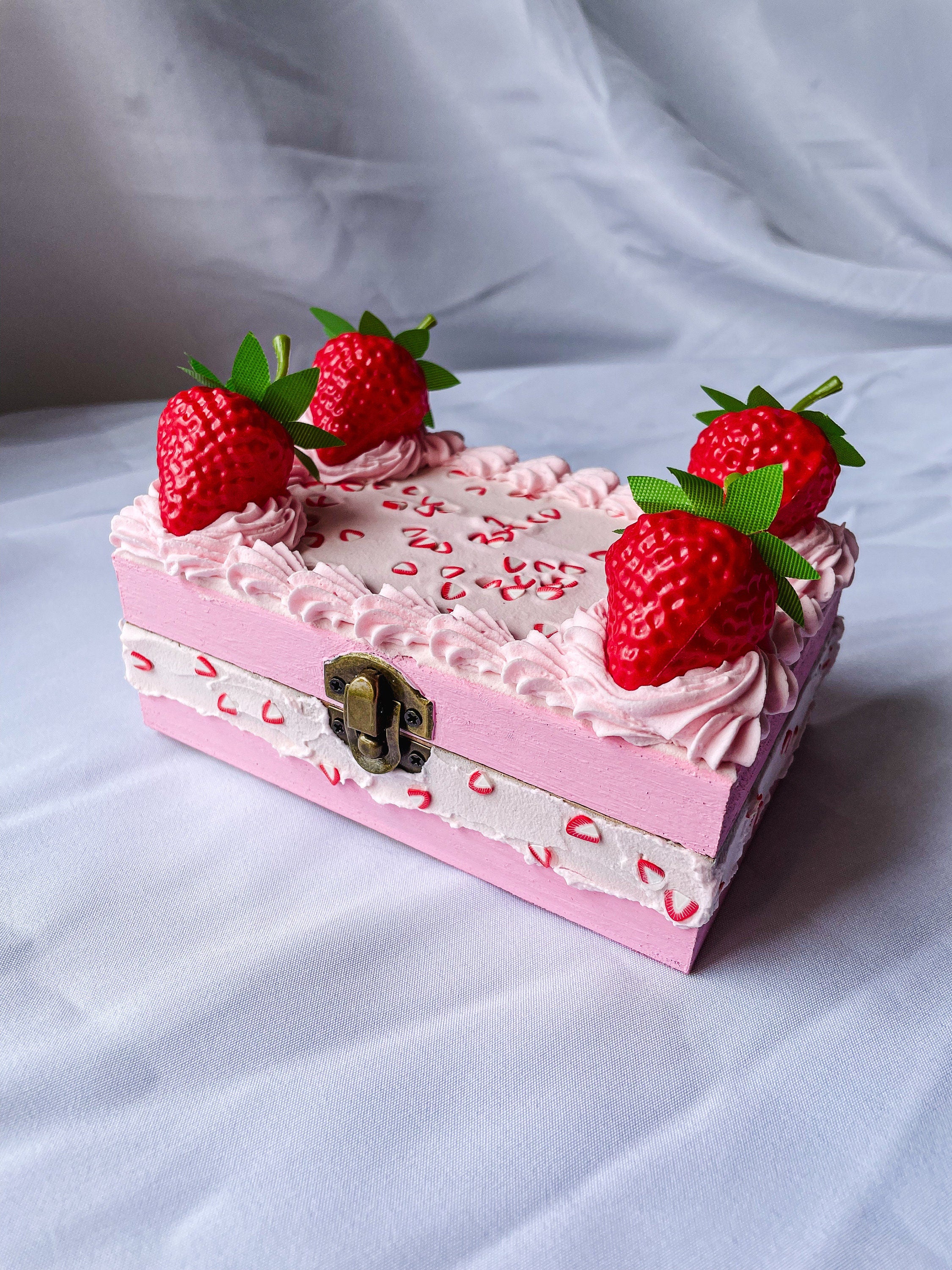 Fake Strawberry Cake Box – CakeShackCo