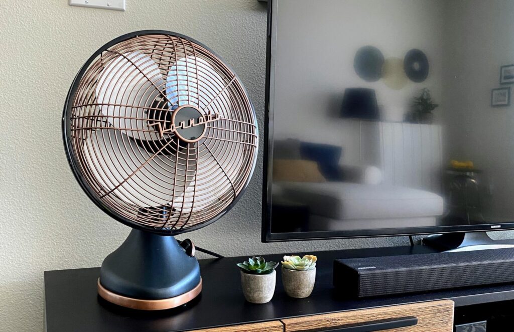 おしゃれでレトロな扇風機｜ボルネードの【シルバースワン】がやってき